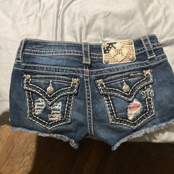Size 25 $60 pair of Jean shorts but only for $20 - Picture 2 of 2